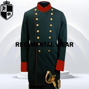 Puede incluir: Chaqueta militar verde oscuro con botones dorados, cuello y puños rojos. La chaqueta cruzada se combina con una espada. El texto "REGIMENTAL WEAR" está impreso en la chaqueta.