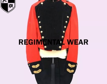 Könnte beinhalten: Eine rot-schwarze Militärjacke mit goldenen Knöpfen und einem hohen Kragen. Die Jacke hat einen Frack-Stil und ist mit goldenen Verzierungen verziert. Der Text "REGIMENTAL WEAR" ist auf der Vorderseite der Jacke aufgedruckt.