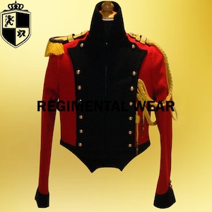 Puede incluir: Una chaqueta militar roja y negra con ribetes y botones dorados. La chaqueta tiene un cuello alto y un cierre de doble botonadura.