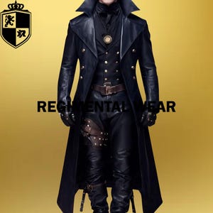 Peut inclure: Un long manteau en cuir noir avec un col montant, des boutons dorés et une ceinture. Le manteau est ajusté.