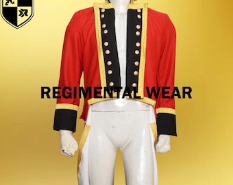 Könnte beinhalten: Eine rote Militärjacke mit goldenen Verzierungen und schwarzen Knöpfen. Die Jacke hat einen hohen Kragen und einen Frack-Rücken. Die Jacke wird von einer Schaufensterpuppe getragen.