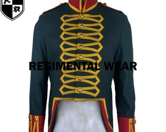 Könnte beinhalten: Eine dunkelgrüne Militärjacke mit goldenen Verzierungen und roten Akzenten. Die Jacke hat einen hohen Kragen und einen langen Schwanz. Der Text "REGIMENTAL WEAR" ist auf der Vorderseite der Jacke aufgedruckt.