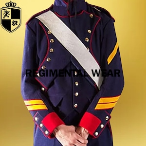 Puede incluir: Una chaqueta militar azul marino con ribetes dorados y rojos. La chaqueta tiene una faja blanca y botones dorados. El texto "REGIMENTAL WEAR" está impreso en la chaqueta.