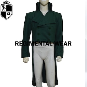 Pode incluir: Um fraque verde escuro com colarinho alto e frente duplamente abotoada. O fraque tem uma cauda longa e é feito de um tecido grosso. O texto "REGIMENTAL WEAR" é impresso na frente do fraque.