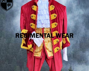 Puede incluir: Un disfraz de estilo regencia de terciopelo rojo con adornos y botones dorados. El atuendo incluye una chaqueta, pantalones y una camisa blanca con volantes. El texto "REGIMENTAL WEAR" se muestra en la parte delantera del disfraz.