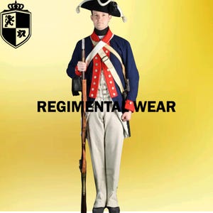 Puede incluir: Un hombre con un uniforme azul y rojo, un sombrero blanco y un mosquete. Lleva un cinturón blanco y una faja blanca. El texto "REGIMENTALWEAR" es visible en la imagen.