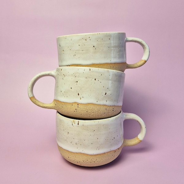 Taza grande de cerámica hecha a mano con asa - arcilla de lunares con esmalte blanco - volumen aprox. 400 ml