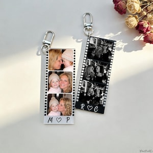 Puede incluir: Dos llaveros fotográficos personalizados. Uno muestra tres fotos en color de una madre y un niño, con las iniciales "M♡P". El otro muestra tres fotos en blanco y negro de dos mujeres, con las iniciales "R♡C". Ambos llaveros tienen cierres plateados.