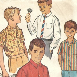 Puede incluir: Un patrón de costura vintage para camisas de niño. El patrón incluye tres estilos de camisas diferentes: una camisa roja de manga larga, una camisa de manga corta con estampado amarillo y marrón y una camisa de manga corta a rayas. El patrón es para la talla 6, pecho 61 cm. El número del patrón es 4964.
