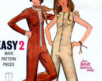 Könnte beinhalten: Vintage Butterick Schnittmuster für Jumpsuits für junge Damen und Damen. Die Illustration zeigt zwei Frauen in Jumpsuits. Das Muster enthält die Größen 8, 10, 12, 14 und 16, mit einem Brustumfang von 86 cm.