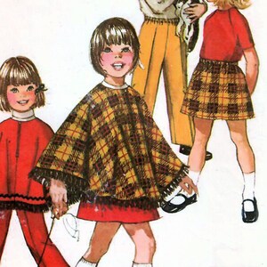Puede incluir: Un patrón de costura Simplicity para un vestido de niña. El número del patrón es 9531 y el precio es de 75 centavos. El patrón incluye un vestido rojo con ribete negro, una capa de cuadros y una falda amarilla con ribete de cuadros.