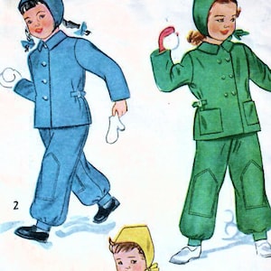 Pode incluir: Padrão de costura vintage Simplicity para roupas infantis. O padrão é para um conjunto de duas peças com uma jaqueta e calças. O padrão inclui instruções para fazer um chapéu. O padrão é impresso em um fundo branco com texto preto e vermelho. O número do padrão é 2630 e o tamanho é 2. O preço é de 25 centavos.