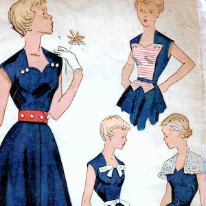 Puede incluir: Patrón de costura vintage para un vestido con cuello de barco y falda completa. El patrón es para la talla 12 y está impreso en un fondo blanco con un borde azul. El patrón incluye instrucciones para hacer el vestido y un diagrama del vestido.