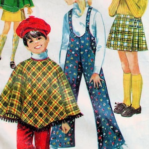 Puede incluir: Un patrón de costura vintage para ropa de niña. El patrón incluye tres atuendos diferentes: una capa verde, una capa a cuadros y un mono con una falda a cuadros. El patrón es para la talla 10, con un contorno de pecho de 72,5 cm y un contorno de cintura de 62,5 cm. El patrón es de Simplicity y es el número 8425.