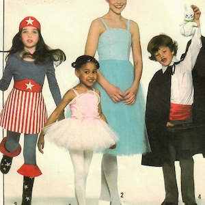 Könnte beinhalten: Ein Simplicity-Schnittmuster für Kinderkostüme. Das Schnittmuster enthält vier Kostüme: eine Ballerina, eine Prinzessin, einen Zauberer und einen patriotischen Charakter. Das Schnittmuster ist für die Größen 4 und 6.
