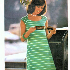 Può includere: Un modello di cucito vintage per un abito a maglia a righe verdi e bianche. Il modello è di Butterick ed è per la taglia 10. Il modello si chiama "The knits only pull-on dress" ed è il numero 3634.