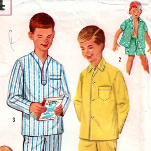 Puede incluir: Un sobre de patrón de costura Simplicity 1434 para talla de niño 4, pecho 58 cm. La ilustración muestra cuatro estilos de pijama: un conjunto corto de cuadros rojos y blancos, un pijama largo de rayas azules y blancas, un pijama largo amarillo liso y un conjunto corto de lunares verdes.