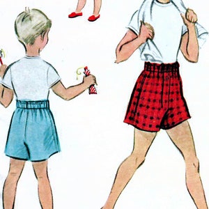 Könnte beinhalten: Vintage McCall's Schnittmuster für Jungen-Shorts, mit Illustrationen von Jungen in verschiedenen Shorts-Stilen. Das Muster enthält Größe 8 und der Preis beträgt 35 Cent. Die Shorts sind in rot kariert, weiß und hellblau dargestellt.