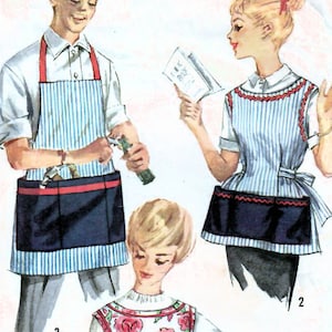 Puede incluir: Un patrón de costura vintage Simplicity para tres delantales. El patrón es para un delantal a rayas con un bolsillo, un delantal floral con un bolsillo y un delantal a rayas con un volante. El número del patrón es 3206 y la talla es pequeña.