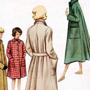 Puede incluir: Un patrón de costura vintage de McCall's para un abrigo de niña. El patrón es para la talla 10 y cuesta 35 centavos. La imagen muestra a cuatro niñas con diferentes abrigos, todos con un estilo similar. Los abrigos son de varios colores, incluyendo beige, verde y rojo.