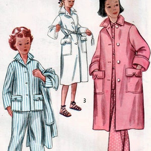 Pode incluir: Padrão de costura vintage Simplicity número 3431, tamanho 7, para um pijama infantil. O padrão inclui três estilos diferentes: um conjunto de pijama listrado, um roupão rosa com bolinhas e um roupão branco. O padrão é impresso em cada peça do padrão.
