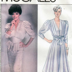 Puede incluir: Patrón de costura McCall's para un vestido, número de patrón 9481, talla 10. El patrón es para un vestido con escote en V, mangas largas y un lazo en la cintura. El patrón es de la colección de la serie de televisión Dinastía.