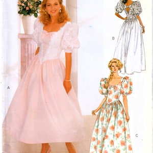 Puede incluir: Un patrón de costura vintage para un vestido con tres estilos diferentes. El patrón es para las tallas 12-14-16 y es de la colección Glamour para Butterick. Los estilos de vestidos incluyen un vestido rosa con un corpiño de encaje blanco, un vestido blanco con un corpiño de encaje y un vestido de estampado floral.