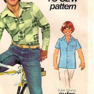 Pode incluir: Um padrão de costura vintage para uma camisa de menino com o título do padrão "Como costurar". O padrão apresenta um jovem que usa uma camisa xadrez e jeans, andando de bicicleta, e um menino pequeno que usa uma camisa azul de manga curta e calças brancas. O padrão inclui instruções sobre como fazer uma gola de camisa.