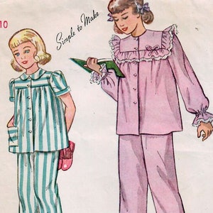 Peut inclure: Patron de couture vintage pour un pyjama deux pièces pour enfant. Le patron est imprimé sur du papier blanc avec du texte rose et bleu. Le patron comprend un haut et un pantalon rayés, ainsi qu'un haut et un pantalon à volants. Le patron est pour la taille 10 et coûte 25 centimes.