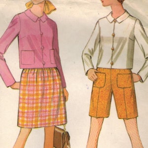 Puede incluir: Un patrón de costura vintage para un conjunto separado para jóvenes/adolescentes. El patrón incluye una chaqueta, una falda y pantalones cortos. El patrón es de McCall's y es el número 9226. El patrón es para las tallas 9/10 y 30%.
