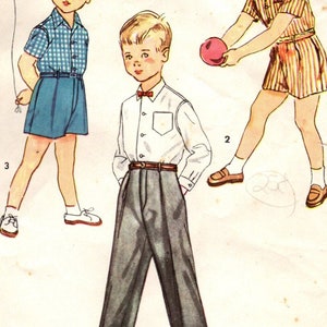 Puede incluir: Patrón de costura vintage para ropa de niño. El patrón incluye instrucciones para hacer un par de pantalones cortos y una camisa. El patrón está impreso en un fondo blanco con texto rosa y negro. El número de patrón es 4166 y el precio es de 35 céntimos.