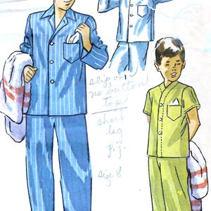 Puede incluir: Una ilustración de patrón de costura vintage que muestra dos conjuntos de pijama. Un conjunto es azul con rayas verticales blancas, mangas largas y una parte superior abotonada. El otro es una parte superior verde claro de manga corta con pantalones a juego. El texto incluye slip on no button top, short leg p.j. y size 8.