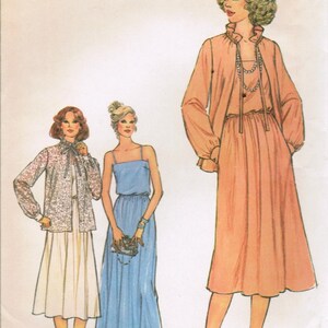 Puede incluir: Un patrón de costura vintage con tres mujeres que llevan diferentes estilos de vestidos. La mujer de la izquierda lleva un vestido blanco con una chaqueta de estampado floral. La mujer del centro lleva un vestido largo azul con tirantes finos. La mujer de la derecha lleva un vestido de color melocotón con una chaqueta de manga larga.