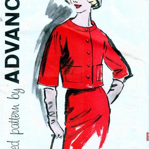 Puede incluir: Un patrón de costura vintage para un vestido y una chaqueta rojos. El patrón es para una talla junior petite 9 y es de la compañía de patrones Advance. El número del patrón es 9969.