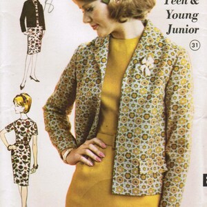 Puede incluir: Un patrón de costura vintage para un vestido y una chaqueta. El patrón es para una adolescente o una joven junior talla 9. El vestido es amarillo con estampado floral y la chaqueta es verde y blanca con un patrón geométrico. El patrón es de la década de 1960.
