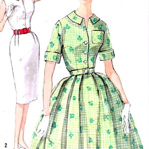 Puede incluir: Ilustración de dos mujeres con vestidos vintage. Una mujer lleva un vestido blanco con cinturón rojo. La otra lleva un vestido a cuadros verde y blanco con detalles florales verdes, cinturón a juego y guantes blancos. Los vestidos son de un patrón de costura vintage.