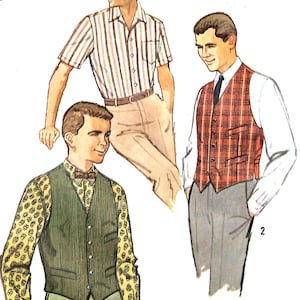 Può includere: Un'illustrazione di moda vintage che mostra tre outfit: una camicia a maniche corte a righe marroni con pantaloni beige, un gilet a quadri rossi sopra una camicia bianca a maniche lunghe con cravatta nera e pantaloni grigi, e un gilet verde sopra una camicia gialla.