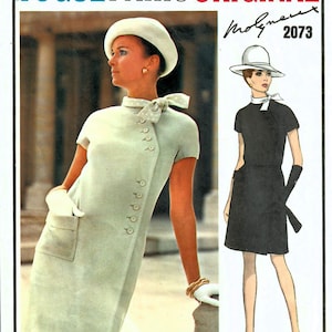 Puede incluir: Un patrón de costura vintage Vogue Paris Original para un vestido, diseñado por Molyneux. El número del patrón es 2073. El patrón muestra un vestido blanco con un frente abotonado y un vestido negro con un diseño simple.