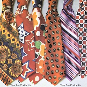 Può includere: Sei cravatte affiancate con vari motivi tra cui paisley, stelle, fiori, cerchi geometrici e strisce diagonali in arancione, viola, nero e bianco. Due cravatte includono etichette di testo che indicano larghezze di 10,16 cm e 12,7 cm.