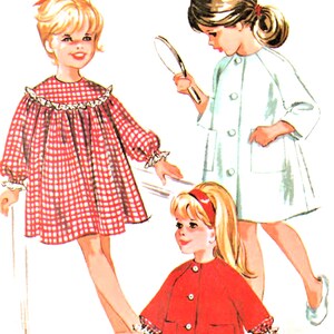 Könnte beinhalten: Illustration von drei jungen Mädchen in Vintage-Kleidung. Ein Mädchen trägt ein rot-weiß kariertes Kleid mit Rüschenbesatz. Ein anderes trägt einen hellgrünen Mantel, und das dritte einen roten Mantel mit passendem Stirnband. Das Bild hat eine Retro-Ästhetik.