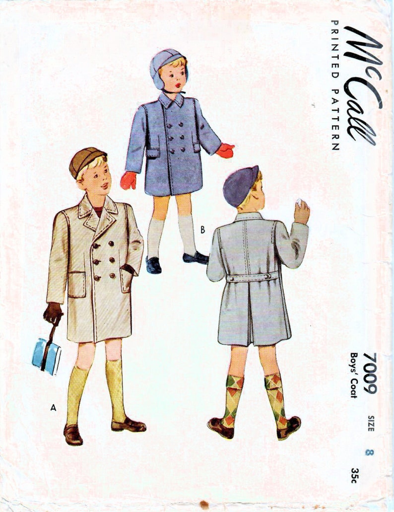 Puede incluir: Un patr&oacute;n de costura vintage de McCall's para un abrigo de ni&ntilde;o. El patr&oacute;n es para la talla 8 y cuesta 35 centavos. El patr&oacute;n muestra dos estilos diferentes de abrigos, uno con cierre de doble botonadura y el otro con cierre de simple botonadura.