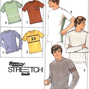 以下が含まれることがあります： Time Saver Stretch Knitと記された、様々なTシャツや長袖シャツの縫製パターンイラスト。緑のストライプシャツ、ポケット付きの茶色のシャツ、無地の紫の長袖シャツ、数字の33が入った黄色のシャツ、サイドや袖にストライプが入ったシャツなどが描かれています。