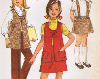 1970s Simplicidad 8942 Vintage costura Patrón falda de la niña, falda del suspender, chaleco, y pantalones tamaño 8
