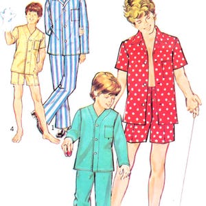Puede incluir: Ilustración de conjuntos de pijama en varios estilos. Un conjunto es amarillo con pantalones cortos, otro es de rayas azules y blancas, un tercero es rojo con lunares blancos y el último es turquesa. Los conjuntos de pijama son camisas con botones y pantalones a juego.