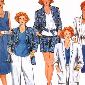 Puede incluir: Ilustración de moda con mujeres en varios conjuntos. Los conjuntos incluyen un vestido azul, pantalones blancos con una chaqueta azul y una chaqueta y pantalones cortos azules con estampado de hojas. Los conjuntos están adornados con joyas.