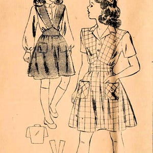 Könnte beinhalten: Vintage Illustration von zwei Kleidern mit einem Karomuster. Die Kleider haben ein Oberteil mit Kragen, einen Faltenrock und Taschen. Das Bild ist eine Strichzeichnung, wahrscheinlich ein Schnittmuster zum Nähen oder ein Design.