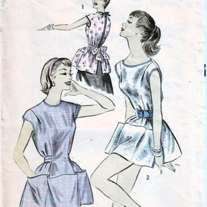 Pode incluir: Um padrão de costura vintage para um vestido com três estilos diferentes. O padrão é da Advance e tem o número 7878 impresso. O padrão é para um vestido sem mangas com decote redondo e uma saia que cai logo acima do joelho. O vestido é mostrado em três tecidos diferentes: uma estampa floral, uma estampa xadrez e um tecido branco sólido.