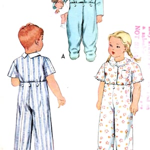 Può includere: Modello vintage di pigiami per bambini con tre diversi modelli. Un pigiama intero azzurro, pigiami a righe a maniche corte e pigiami con stampa floreale. Le illustrazioni mostrano i pigiami sui bambini, uno con una bambola.