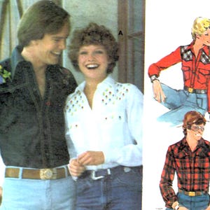 Könnte beinhalten: Vintage Modeillustration mit einem Paar in Jeanshemden und Jeans. Das Hemd des Mannes hat Blumenstickereien. Die Frau trägt ein weißes Hemd mit bunten Verzierungen. Zusätzliche Illustrationen zeigen ein rot kariertes Hemd und ein rotes Hemd mit Karoakzenten.