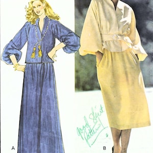 Può includere: Una busta per cartamodelli che mostra due stili di abbigliamento: un top blu a maniche lunghe con una gonna lunga abbinata etichettata A, e un abito giallo pallido a maniche lunghe con vita cinta e tasche etichettato B, con testo scritto a mano.